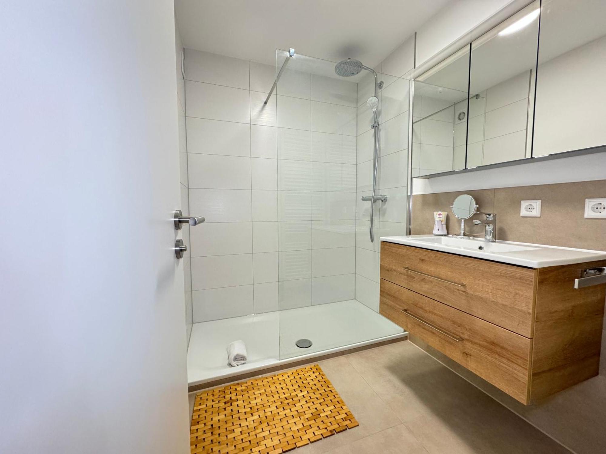 3 Zimmer Apartment, 90 Qm, Ruhig Und Zentrumsnah, Max 6 Pers, 15 Qm Balkon , Private Garage, Internet 1000 Mbit ジンデルフィンゲン エクステリア 写真